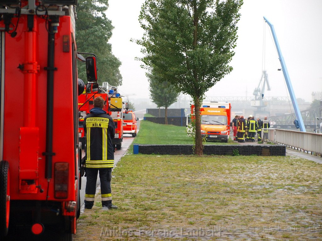 Bergung von Schiff Koeln Deutz nach Internistischen Notfall BF Koeln P23.JPG